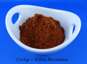 Cyclops Yellow Revolution das Fabfutter für Zierfische in feiner Körnung in einer Schale